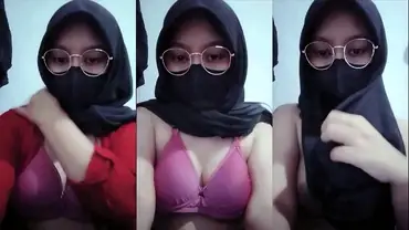 Bokep Hijab ABG Toge Kacamata Live Barbar Lumer Hot poster