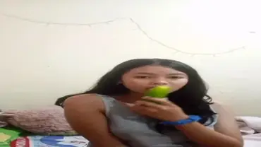 Bokep Indo Cewek Kreatif Pakai Timun Gede poster