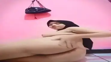 Jilbab Nunggu Pacar Sambil Colmek Di Belakang poster