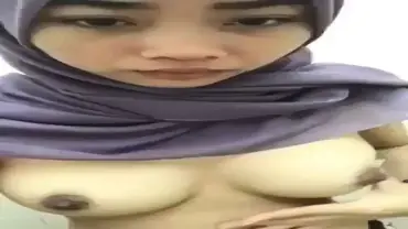 Jilbab Ungu Remas Tete Sendiri Lumer WOT HD Panas poster
